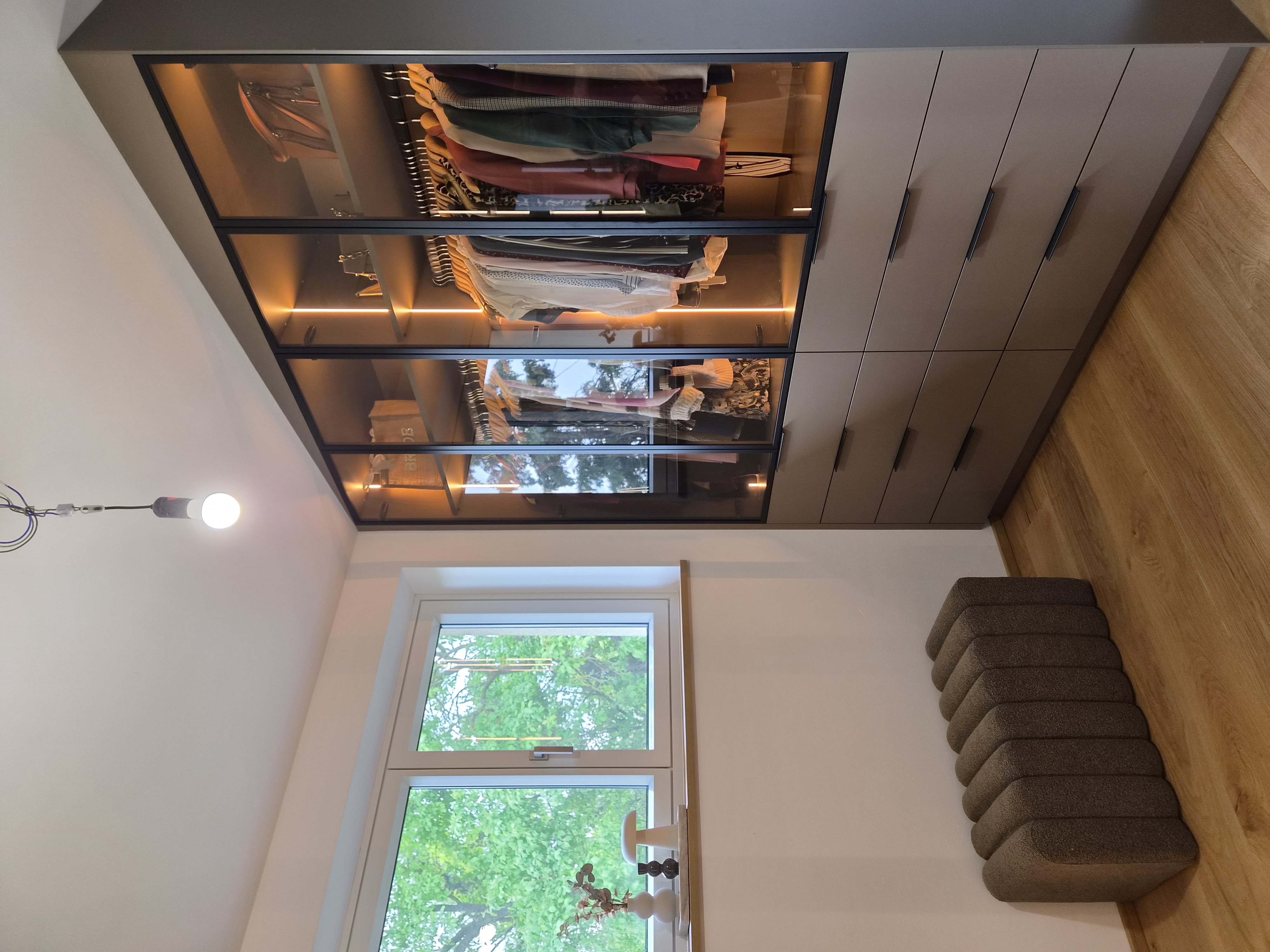 Begehbare Ankleide – Gesamtansicht mit Fenster