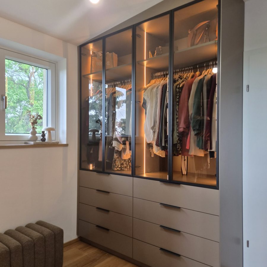 Ankleidezimmer – Individuelles Möbelstück von Wolkensteiner Möbelmontagen